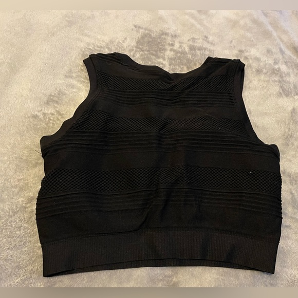 Black mesh workout crop top - Picture 3 of 6